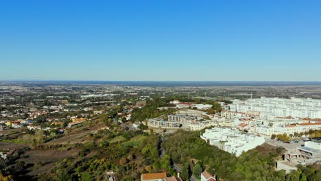 Drone-shot-panning-over-the-view-in-Palmela,-Portugal