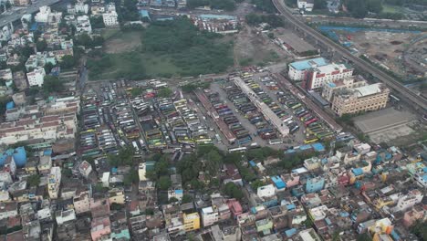 Luftaufnahme-Des-Privaten-Busdepots-Am-Busbahnhof-Chennai-Mofussil-In-Der-Nähe-Des-Gemüsemarkts-Koyambedu