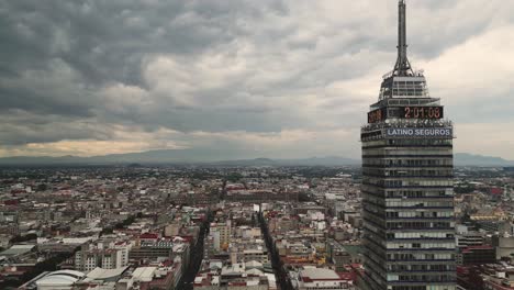 Escenas-Aéreas-Del-Distrito-Histórico:-Exploración-De-La-Torre-Latinoamericana,-Ciudad-De-México,-Al-Fondo-El-Zócalo-De-La-Ciudad