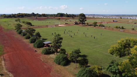 Vista-Panorámica-De-La-Acción:-Un-Emocionante-Torneo-De-Fútbol-En-Posadas,-Argentina.