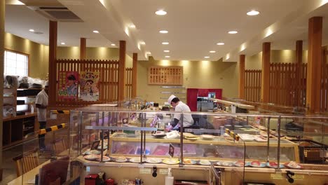 Restaurante-De-Sushi-Tradicional-Japonés,-El-Chef-Cocina-Dentro-De-La-Ciudad-De-Himi,-Toyama,-Japón