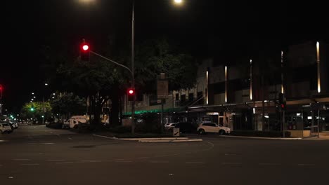 Timelapse-of-street-light-at-night-roadside,-cairns