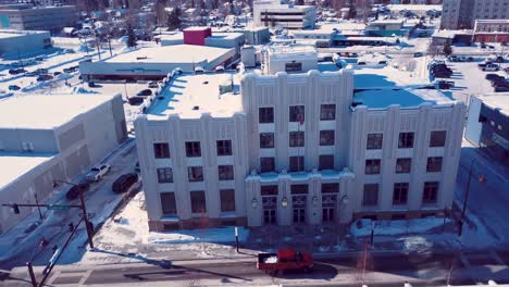 4K-Drohnenvideo-Eines-Gotischen-Postgebäudes-In-Der-Innenstadt-Von-Fairbanks,-Alaska,-An-Einem-Verschneiten-Wintertag