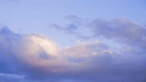 Der-Mond-Ragt-Bei-Sonnenuntergang-Durch-Die-Wolken