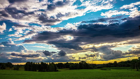 Atemberaubender-Zeitraffer-Der-Goldenen-Stunde-Mit-Vorbeiziehenden-Wolken-über-üppigen-Grünen-Feldern-Und-Bäumen