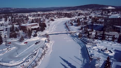 4K-Drohnenvideo-Der-William-Ransom-Wood-Centennial-Bridge-über-Dem-Gefrorenen-Chena-River-In-Der-Innenstadt-Von-Fairbanks,-Alaska,-An-Einem-Verschneiten-Wintertag