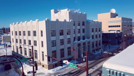 4K-Drohnenvideo-Des-Historischen-Gerichtsgebäudes-In-Der-Innenstadt-Von-Fairbanks,-Alaska,-An-Einem-Verschneiten-Wintertag
