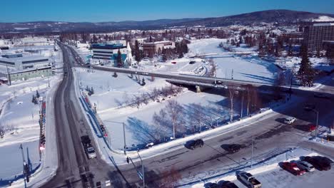 4K-Drohnenvideo-Der-Brücken-Barnette-Street-Und-Cushman-Street-über-Dem-Gefrorenen-Chena-River-In-Der-Innenstadt-Von-Fairbanks,-Alaska,-An-Einem-Verschneiten-Wintertag