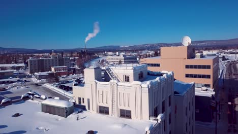 4K-Drohnenvideo-Eines-Gotischen-Gerichtsgebäudes-In-Der-Innenstadt-Von-Fairbanks,-Alaska,-An-Einem-Verschneiten-Wintertag
