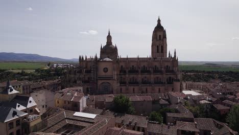Erstaunliche-Kathedrale-Von-Segovia,-Flachwinkelaufnahme,-Filmische-Umlaufbahn