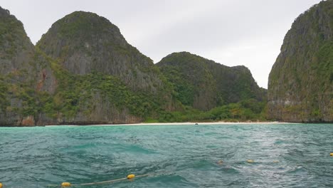 Maya-Bay-Im-Nationalpark-Ko-Phi-Phi-Lee-Islands,-Auch-Bekannt-Für-Den-Film-„The-Beach“,-Ein-Beliebtes-Touristenziel-In-Krabi,-Südthailand