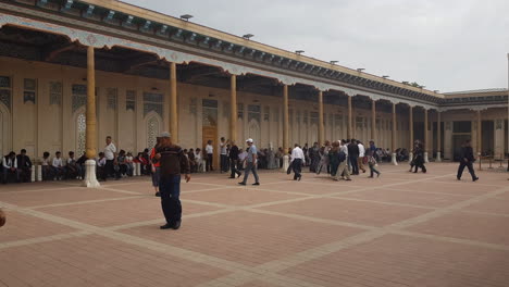 Personas-Frente-A-La-Mezquita-Hazrat-Khizr,-Samarcanda,-Uzbekistán
