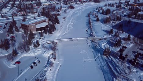 4K-Drohnenvideo-Der-William-Ransom-Wood-Centennial-Bridge-über-Dem-Gefrorenen-Chena-River-In-Der-Innenstadt-Von-Fairbanks,-Alaska,-An-Einem-Verschneiten-Wintertag