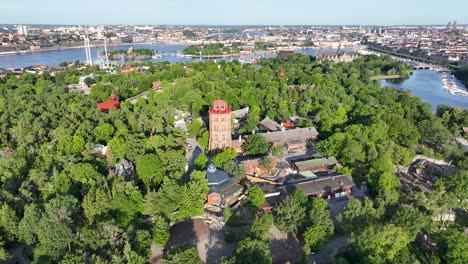 Hermosa-Panorámica-Aérea-Del-Edificio-Del-Museo-De-Historia-De-Skansen-En-La-Ciudad-De-Estocolmo,-Suecia