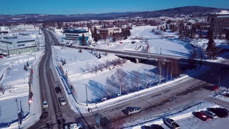 4K-Drohnenvideo-Der-Barnette-Street-Bridge-über-Den-Gefrorenen-Chena-River-In-Der-Innenstadt-Von-Fairbanks,-Alaska,-An-Einem-Verschneiten-Wintertag