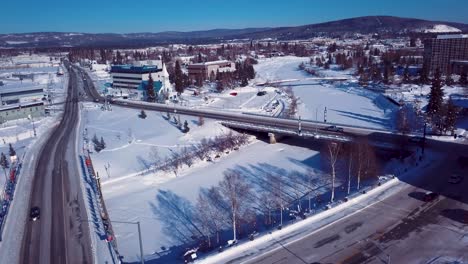 4K-Drohnenvideo-Der-Brücken-Barnette-Street-Und-Cushman-Street-über-Dem-Gefrorenen-Chena-River-In-Der-Innenstadt-Von-Fairbanks,-Alaska,-An-Einem-Verschneiten-Wintertag
