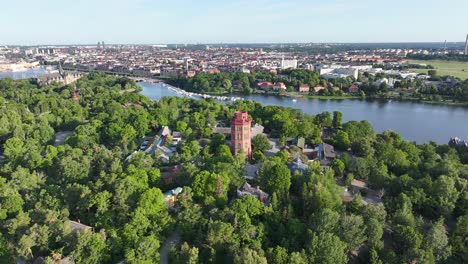 Skansen-Auf-Einer-Kleinen-Flussinsel-Mitten-In-Der-Stadt-Stockholm,-Schweden
