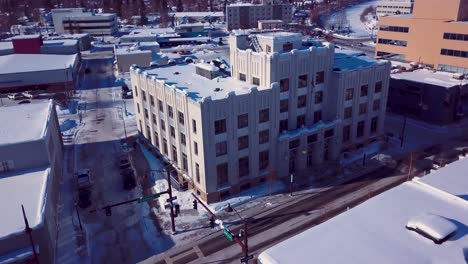 4K-Drohnenvideo-Eines-Art-Deco-Postgebäudes-In-Der-Innenstadt-Von-Fairbanks,-Alaska,-An-Einem-Verschneiten-Wintertag