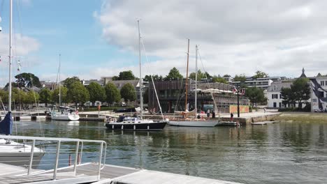 Un-Velero-Negro-Pasando-Por-El-Puerto-De-Vannes-En-Morbihan,-Francia.