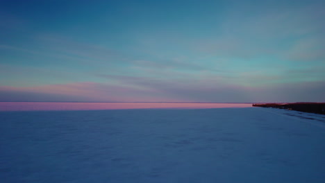 Drone-Volando-Sobre-Un-Lago-Congelado-En-Canadá-En-La-Hora-Dorada