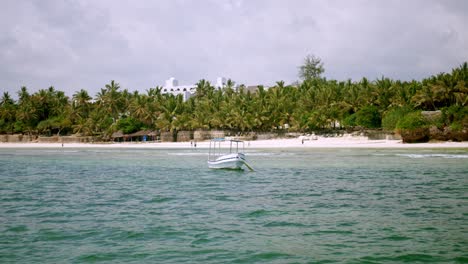 Barco-Flotando-Sobre-La-Costa-Tropical-De-La-Playa-De-Diani-En-Mombasa,-Kenia,-África