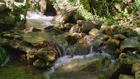 Fluss-Fließt-über-Felsen,-Sonniger-Tag