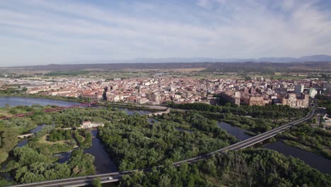 Majestätischer-Panoramablick-über-Den-Fluss-Tejo-Und-Die-Stadtlandschaft-Von-Talavera