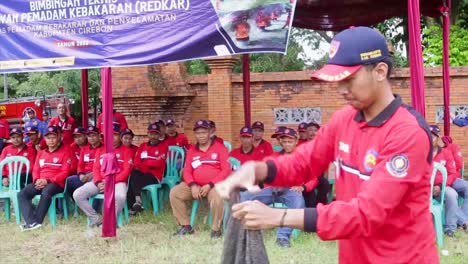 Los-Bomberos-Del-Distrito-De-Cirebon-Realizan-Un-Simulacro-De-Extinción-De-Incendios-Con-Un-Paño-Húmedo.