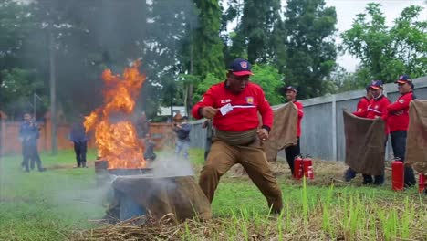 Die-Bezirksfeuerwehr-Cirebon-In-Indonesien-Führt-Eine-Feuerlöschsimulation-Mit-Einem-Nassen-Tuch-Durch