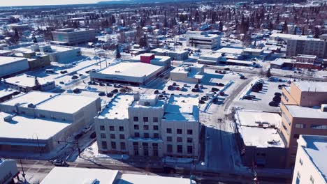 4K-Drohnenvideo-Des-Gerichtsgebäudes-In-Der-Innenstadt-Von-Fairbanks,-Alaska,-An-Einem-Verschneiten-Wintertag