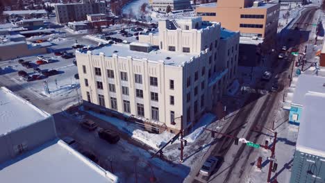 4K-Drohnenvideo-Eines-Historischen-Postgebäudes-In-Der-Innenstadt-Von-Fairbanks,-Alaska,-An-Einem-Verschneiten-Wintertag