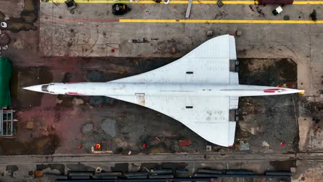 Ein-Blick-Von-Oben-Auf-Die-Werft-Der-Brooklyn-Navy-Mit-Der-British-Airways-Concorde-Im-Blick,-Die-Auf-Ihre-Restaurierung-Wartet,-Nachdem-Sie-Seit-2003-Auf-Der-Intrepid-Ausgestellt-War