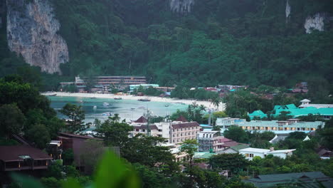 Shot-of-resorts-and-hotels-on-Koh-Phi-Phi-beach-bay,-Phuket,-Thailand