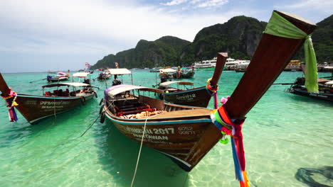 Traditionelles-Thailändisches-Holzboot,-Das-An-Der-Bucht-Im-Urlaubsziel-Der-Insel-Koh-Phi-Phi-Festgemacht-Ist