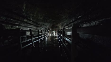 Seguimiento-En-Cámara-Lenta-Hacia-Adelante-A-Lo-Largo-Del-Tablero-Caminando-En-El-Túnel