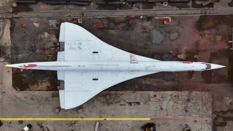 Eine-Draufsicht-Auf-Die-Ausgemusterte-British-Airways-Concorde-Auf-Dem-Brooklyn-Navy-Yard,-Die-Auf-Ihre-Restaurierung-Wartet