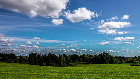 Wolken-Am-Blauen-Himmel-Rollen-Im-Sommer-über-Die-Ländliche-Natur