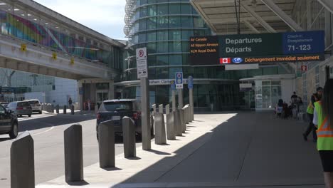 Walking-Gimbal-Shot-Exterior-Del-Edificio-De-Salidas-Del-Aeropuerto-De-Vancouver