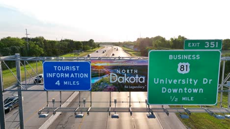 Cartel-De-Bienvenida-De-Dakota-Del-Norte-Sobre-La-Autopista-Interestatal
