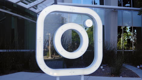Instagram-Firmenlogo-Vor-Dem-Hauptsitz-Von-Menlo-Park-In-Kalifornien,-Social-Networking-Dienst