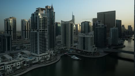 Genießen-Sie-Einen-Faszinierenden-Zeitraffer-Des-Dubai-Marina-Canal-Bei-Sonnenuntergang