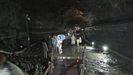 Transcurrir-De-Personas-Caminando-Por-El-Túnel-De-La-Cueva