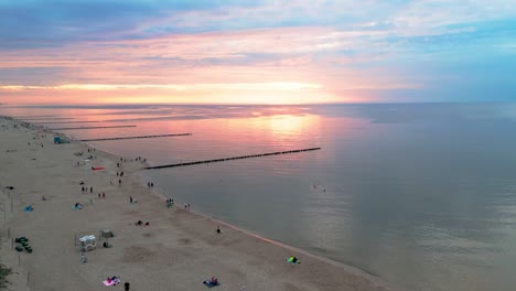 Erleben-Sie-Die-Atemberaubende-Schönheit-Eines-Sommerlichen-Sonnenuntergangs-An-Einem-Malerischen-Ostseestrand,-Perfekt-Eingefangen-Von-Einer-Drohne