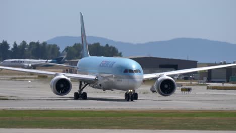 Boeing-B777-De-Korean-Air-En-La-Calle-De-Rodaje,-Vista-Frontal-Con-Lente-Larga---Soleado