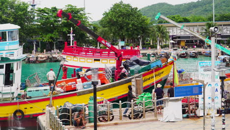 Ferry-Amarrado-En-El-Muelle-Del-Puerto-Con-Pequeñas-Bolsas-De-Carga-De-Grúa