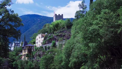 Der-Beginn-Der-Gilfpromenade-Mit-Dem-Berühmten-Pulverturm-Im-Hintergrund-In-Meran,-Südtirol,-Italien-An-Einem-Schönen-Und-Sonnigen-Tag