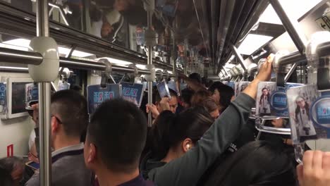 Passagiere-Im-überfüllten-U-Bahn-Zug-Von-Shanghai,-Während-Chinesen-Zur-Arbeit-Fahren