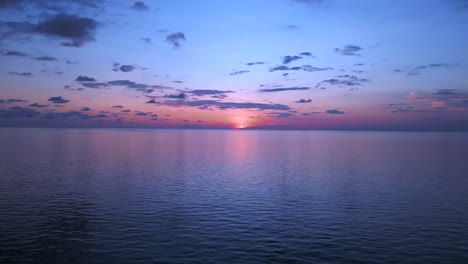 Schöne-Luftaufnahme-Von-Oben,-Flug,-Sonnenuntergang,-Wolken,-Sonne,-Ozean,-Strand,-Chang-Island,-Thailand-2022