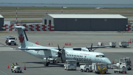 Air-Canada-Express-Q400-Und-Boeing-B777-Am-Flughafen-Vancouver-Statisch