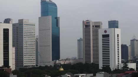 Blick-Auf-Hohe-Und-Majestätische-Bürogebäude-Rund-Um-Jalan-Sudirman,-Kuningan,-Jakarta,-Indonesien_Aufnahme-Nach-Oben-Geneigt